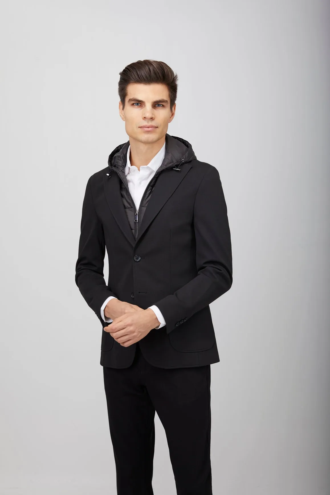 Schwarze Steppjacke mit Kapuze