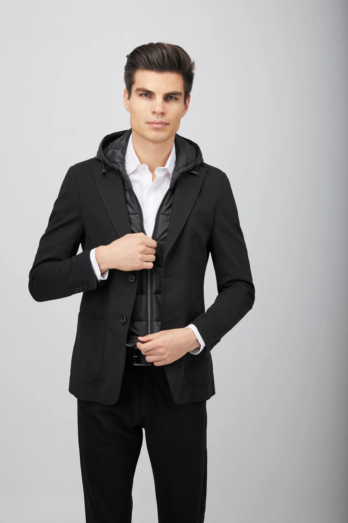 Schwarze Steppjacke mit Kapuze