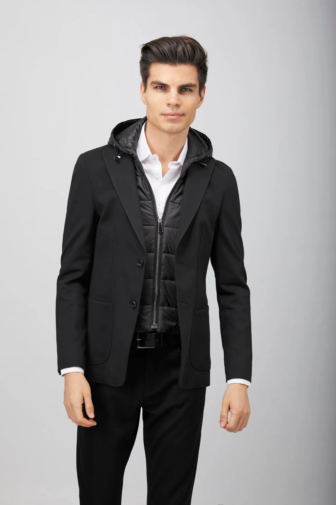 Schwarze Steppjacke mit Kapuze