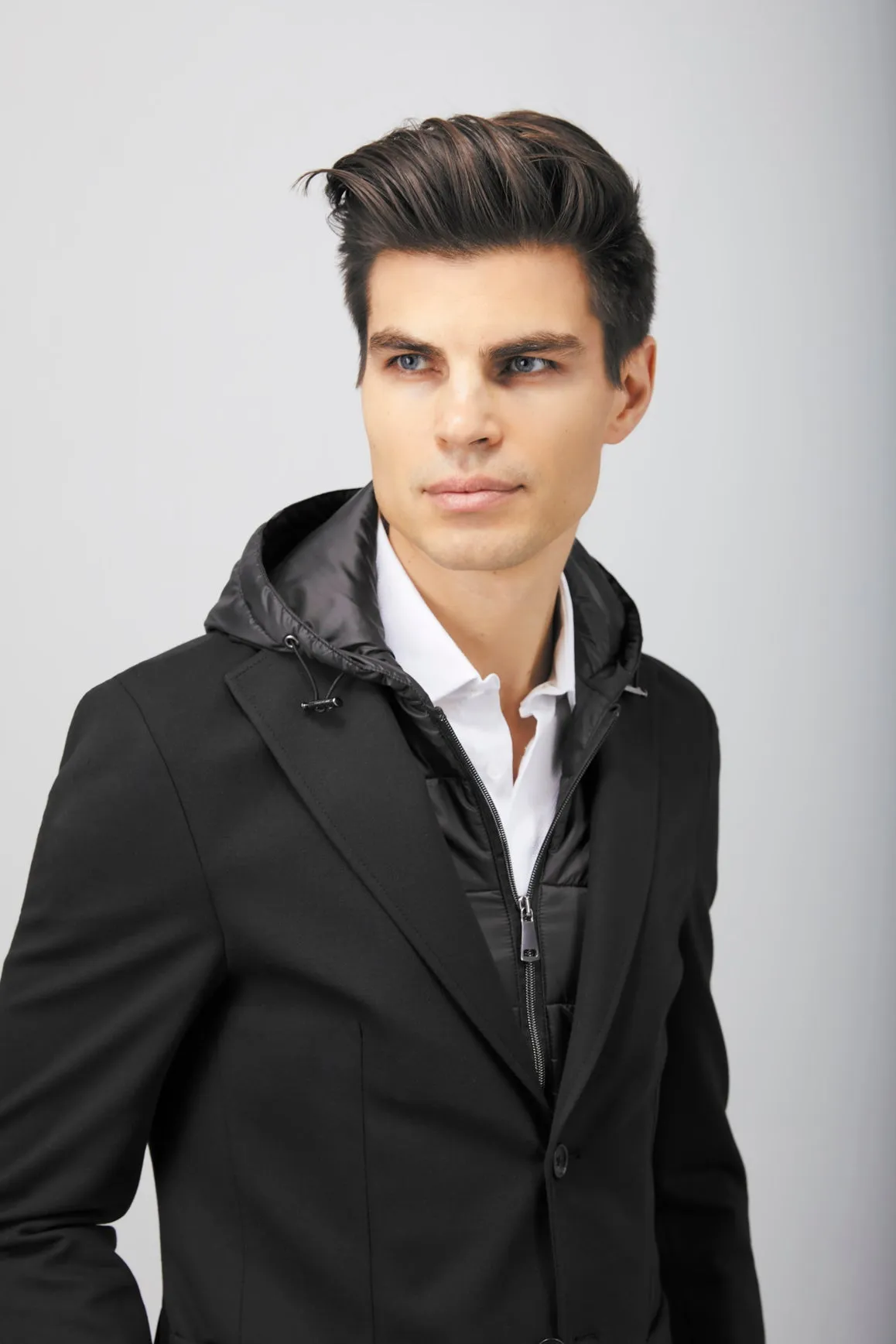 Schwarze Steppjacke mit Kapuze