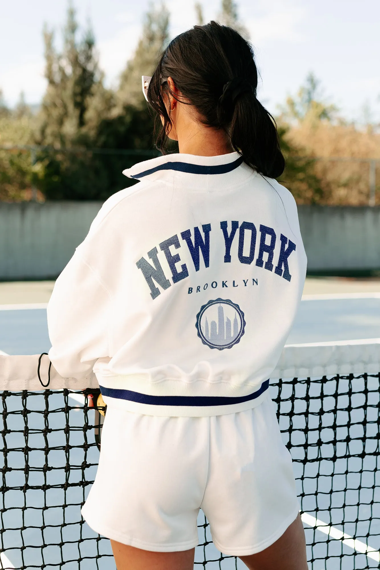 Brooklyn Spaziergänge Bestickter Loungewear-Set (Elfenbein/Blau)