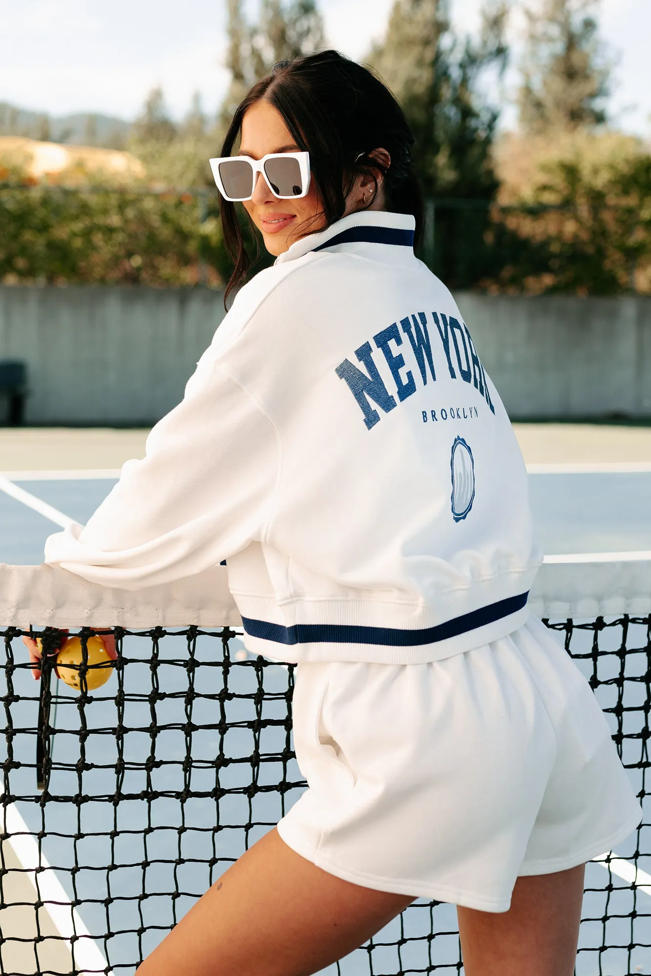 Brooklyn Spaziergänge Bestickter Loungewear-Set (Elfenbein/Blau)