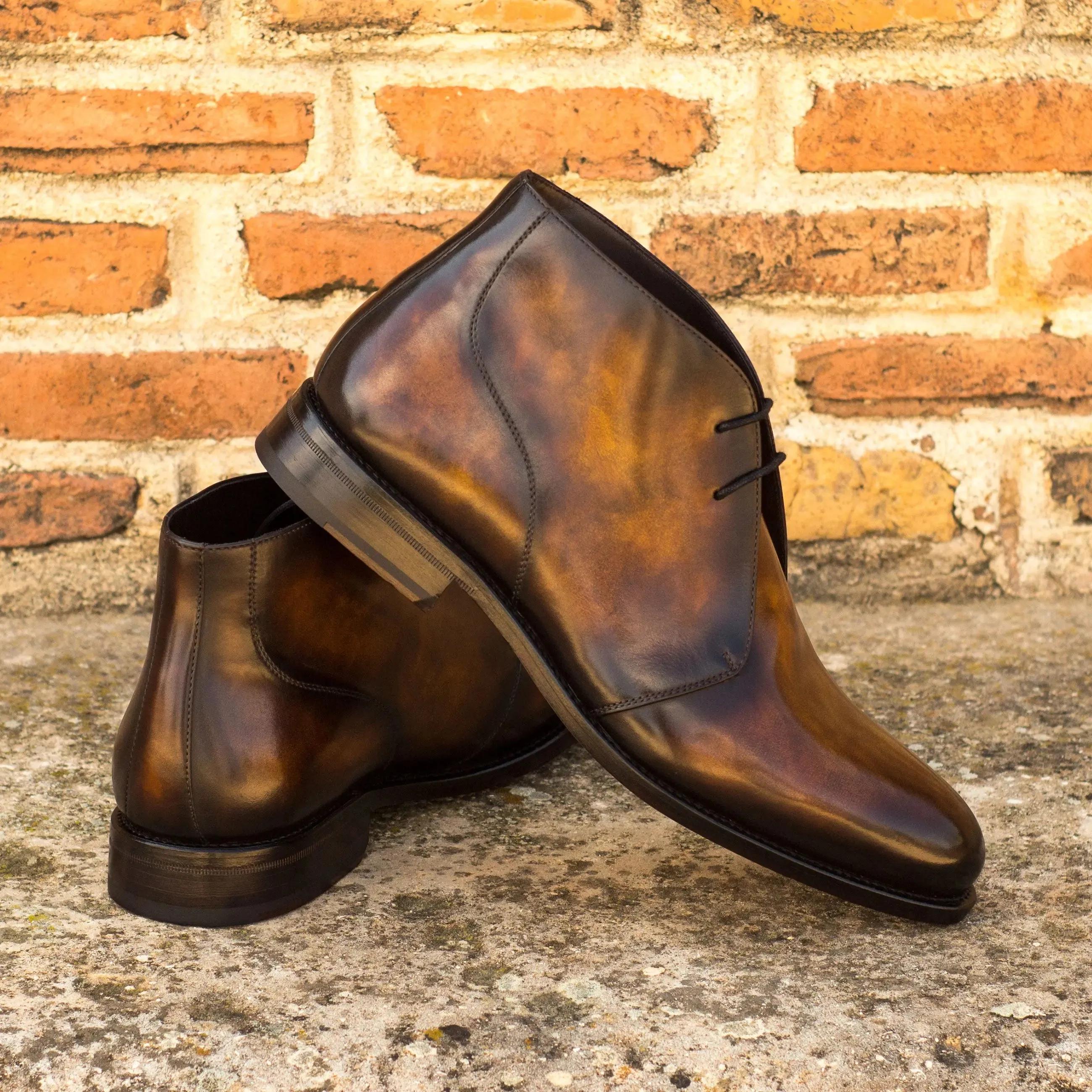Dapperfam Schuhe DapperFam Vivace in Tabakbraun, handbemusterte Patina Chukka für Herren