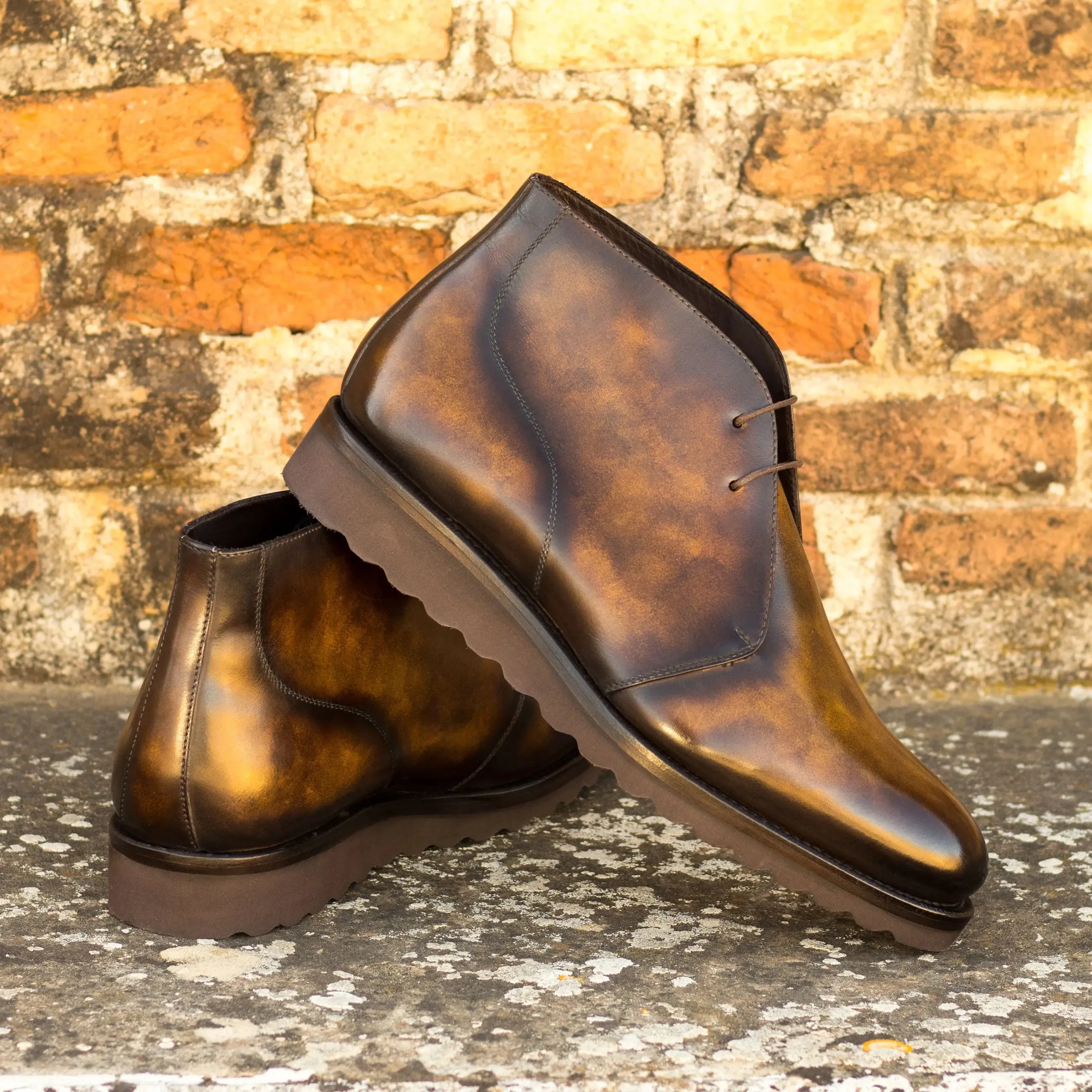 Dapperfam Schuhe DapperFam Vivace in Tabakbraun, handbemusterte Patina Chukka für Herren