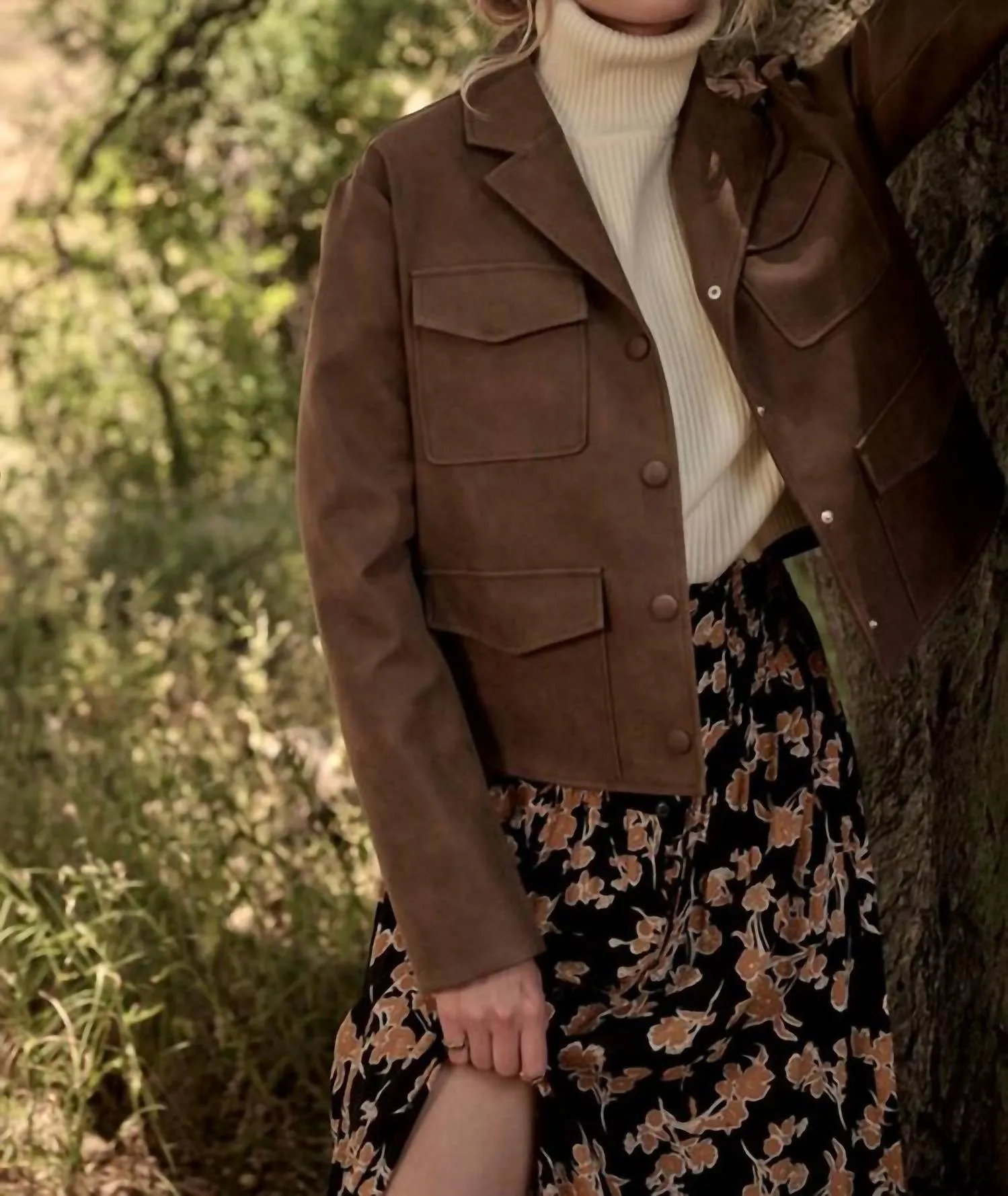 Braune Jacke mit Kunstlederkragen und Halsausschnitttasche