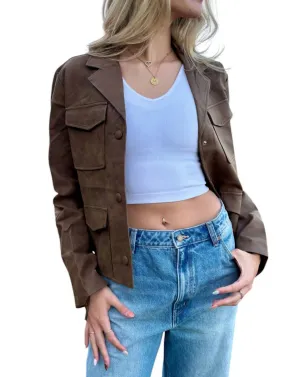 Braune Jacke mit Kunstlederkragen und Halsausschnitttasche