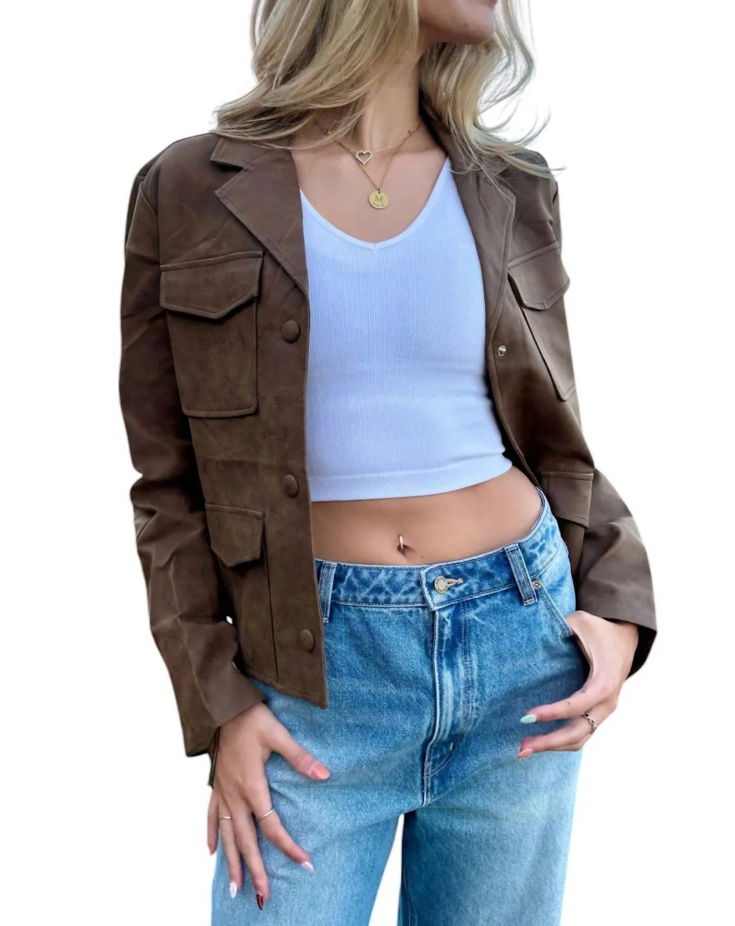 Braune Jacke mit Kunstlederkragen und Halsausschnitttasche