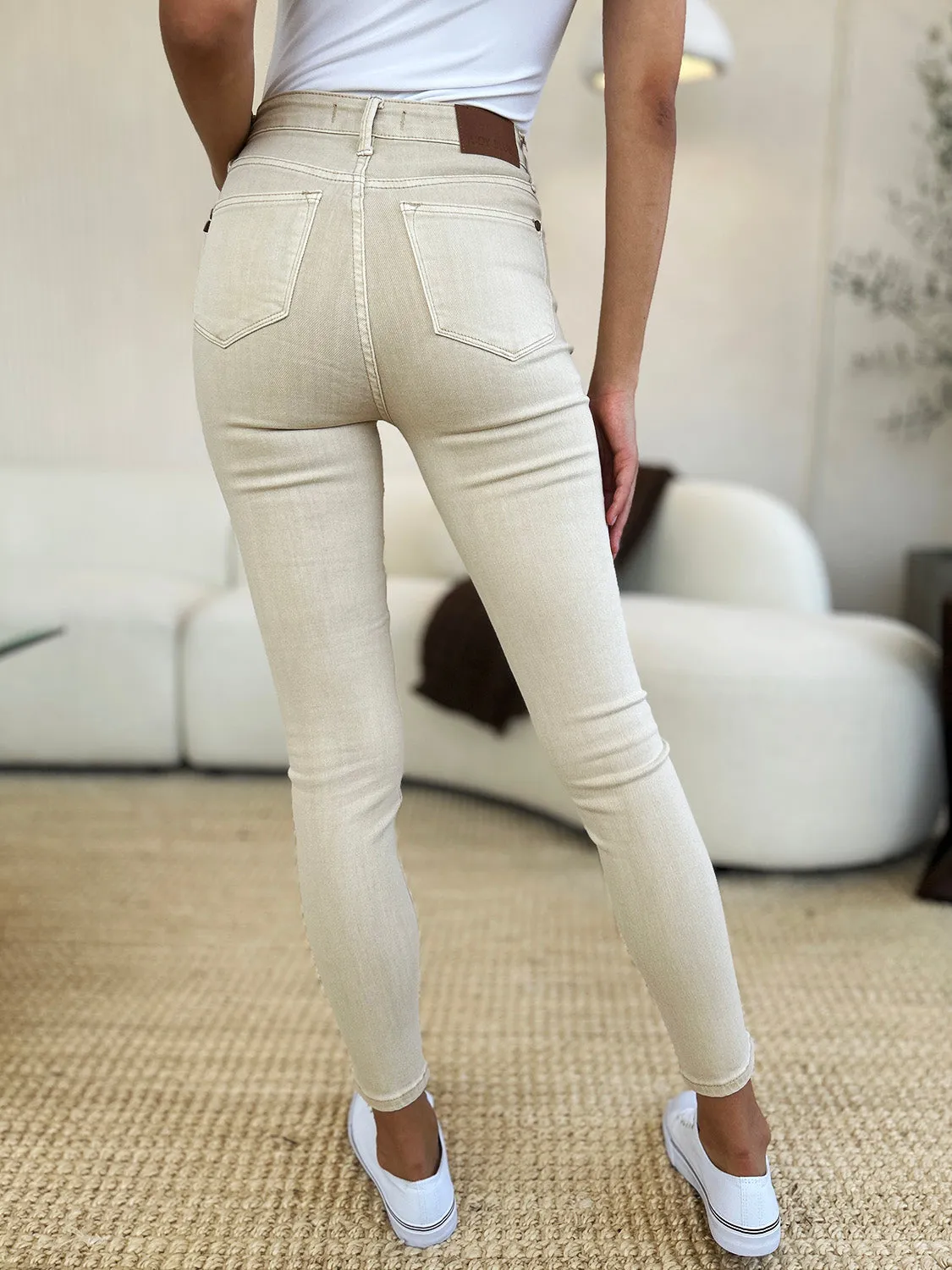 Judy Blue Skinny Jeans in Normalgröße mit Bauchkontroll-Effekt und Garment-Dyed-Optik