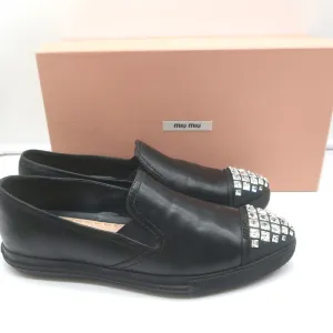 Miu Miu Slip-On Sneakers mit Kristall-Cap-Toe in schwarzem Leder Größe 37,5