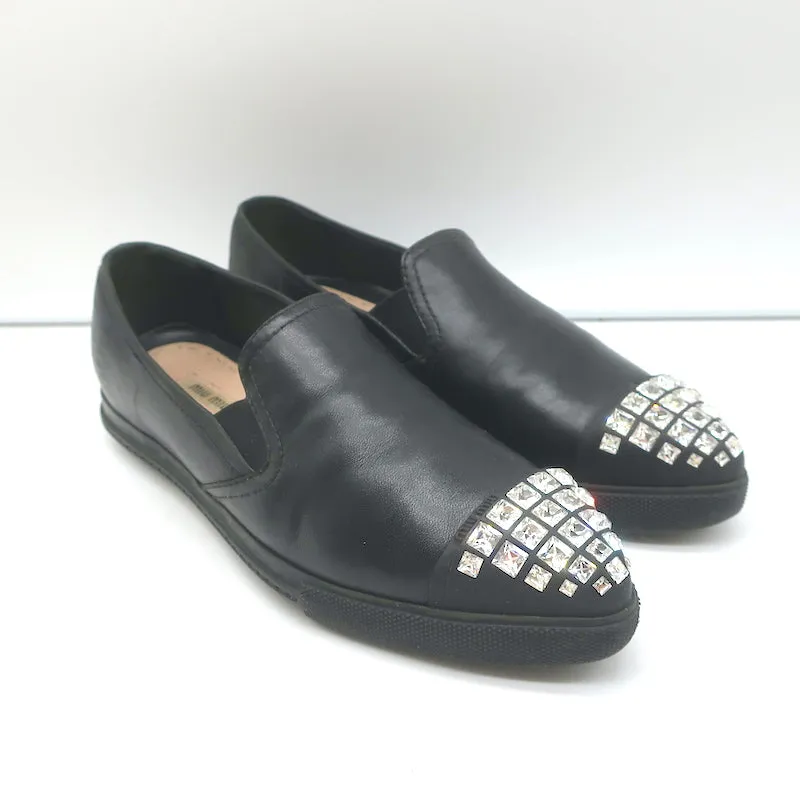 Miu Miu Slip-On Sneakers mit Kristall-Cap-Toe in schwarzem Leder Größe 37,5