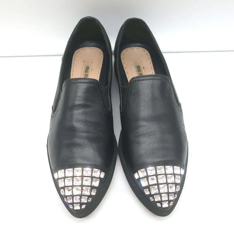 Miu Miu Slip-On Sneakers mit Kristall-Cap-Toe in schwarzem Leder Größe 37,5