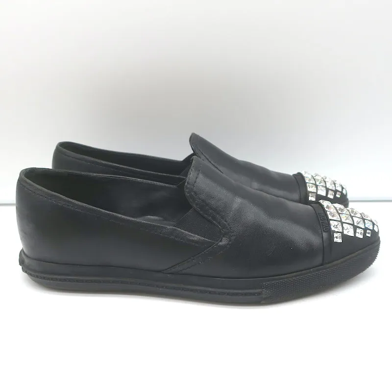 Miu Miu Slip-On Sneakers mit Kristall-Cap-Toe in schwarzem Leder Größe 37,5