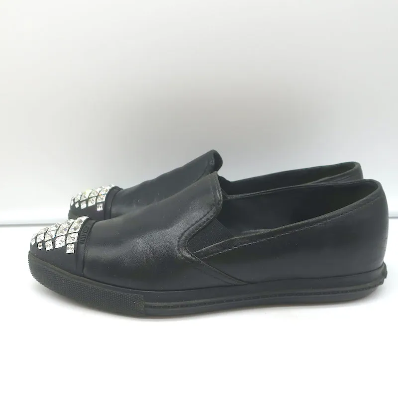 Miu Miu Slip-On Sneakers mit Kristall-Cap-Toe in schwarzem Leder Größe 37,5