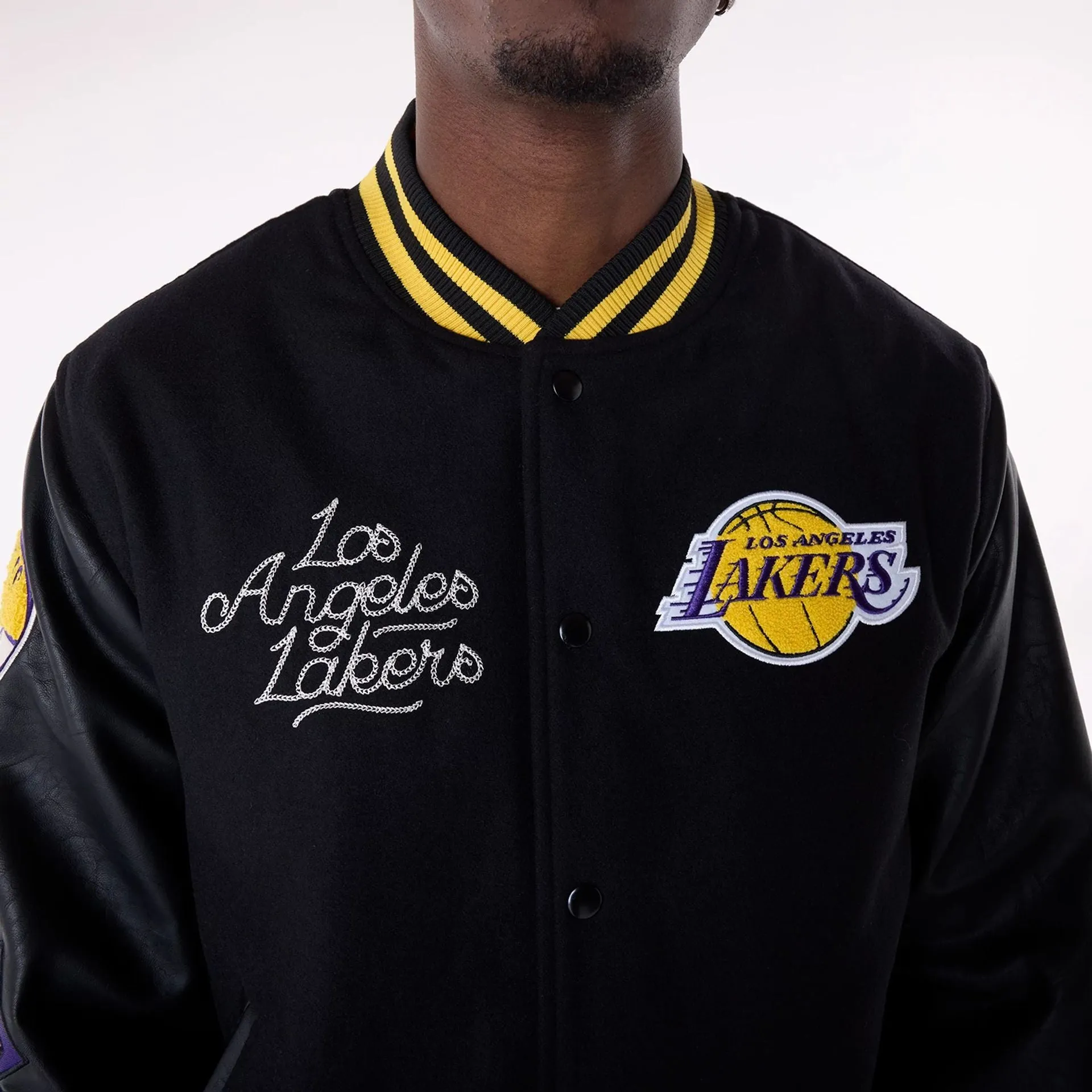 New Era Sportjacken & Mäntel LA Lakers NBA Patch Schwarze Varsity Jacke