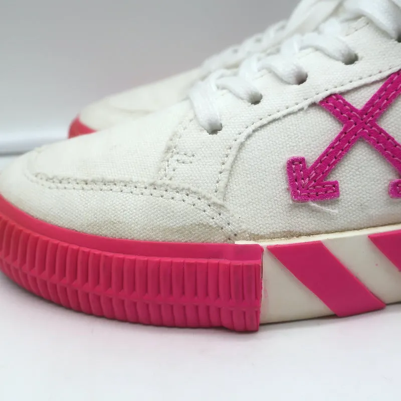Off-White Vulkanisierte Low-Top-Sneaker Weiße Leinwand & Pink Wildleder Größe 37