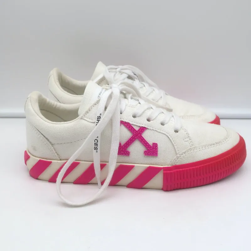 Off-White Vulkanisierte Low-Top-Sneaker Weiße Leinwand & Pink Wildleder Größe 37