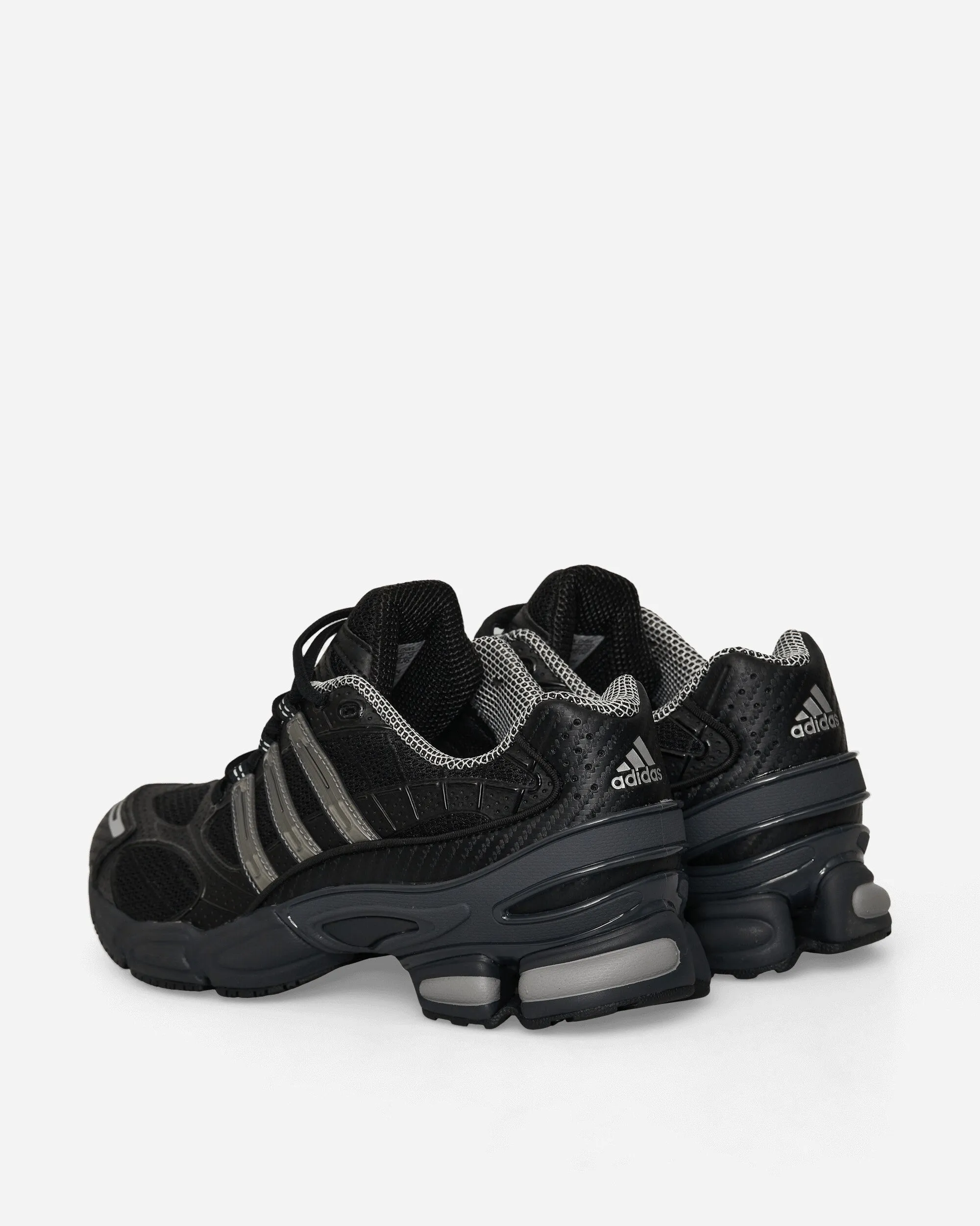Ozweego Pro Sneakers Kernschwarz / Eisenmetallic / Grau Six