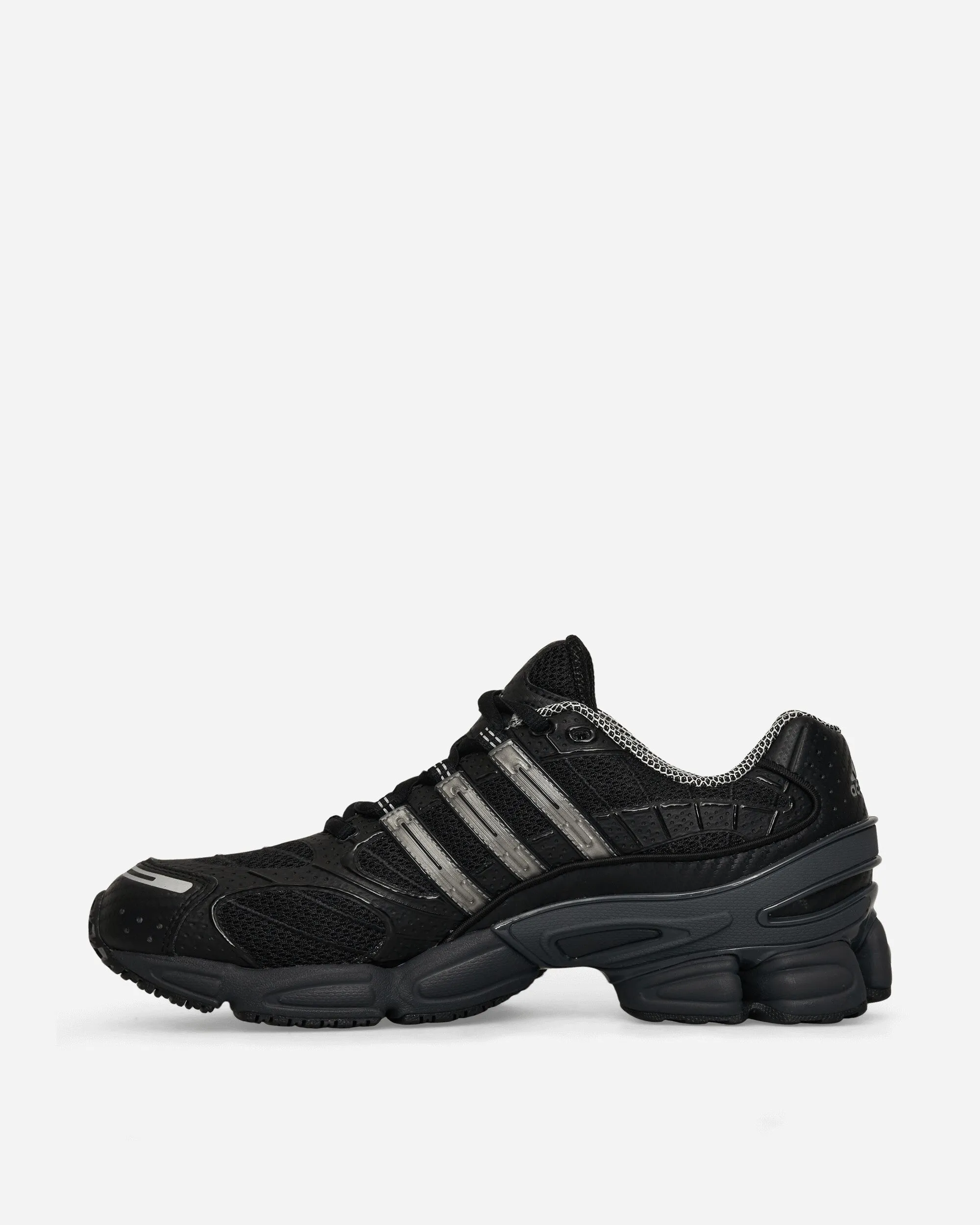 Ozweego Pro Sneakers Kernschwarz / Eisenmetallic / Grau Six