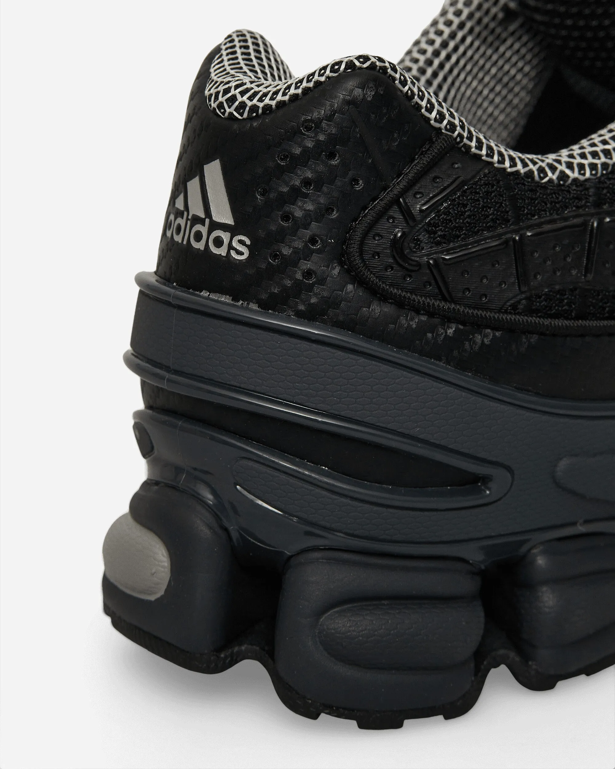 Ozweego Pro Sneakers Kernschwarz / Eisenmetallic / Grau Six