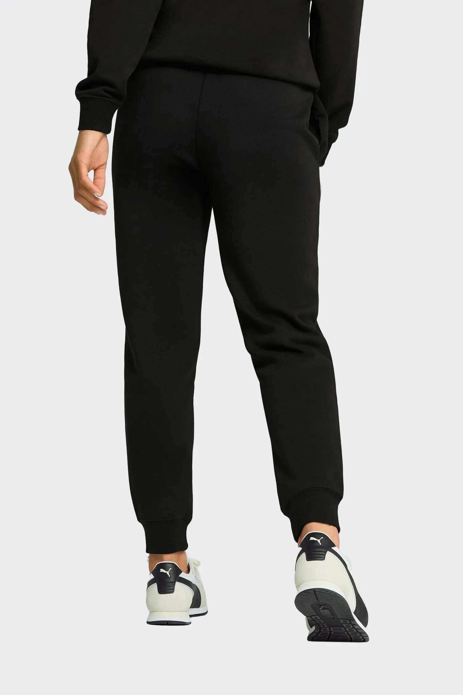 PUMA DAMEN ESSENTIALS SWEATPANT MIT KLEINEM LOGO IN SCHWARZ