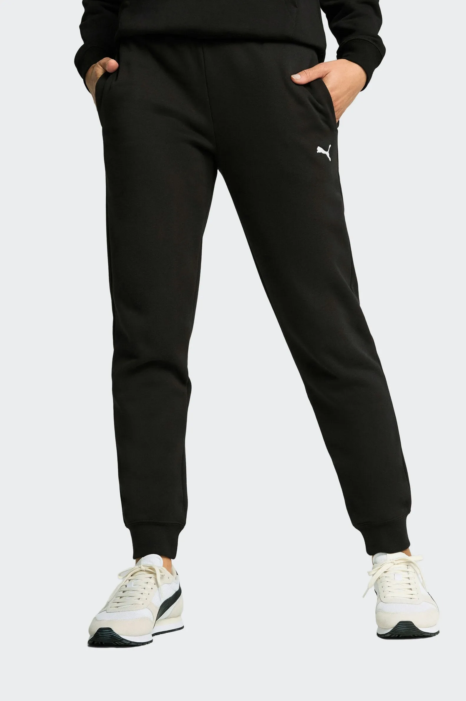 PUMA DAMEN ESSENTIALS SWEATPANT MIT KLEINEM LOGO IN SCHWARZ