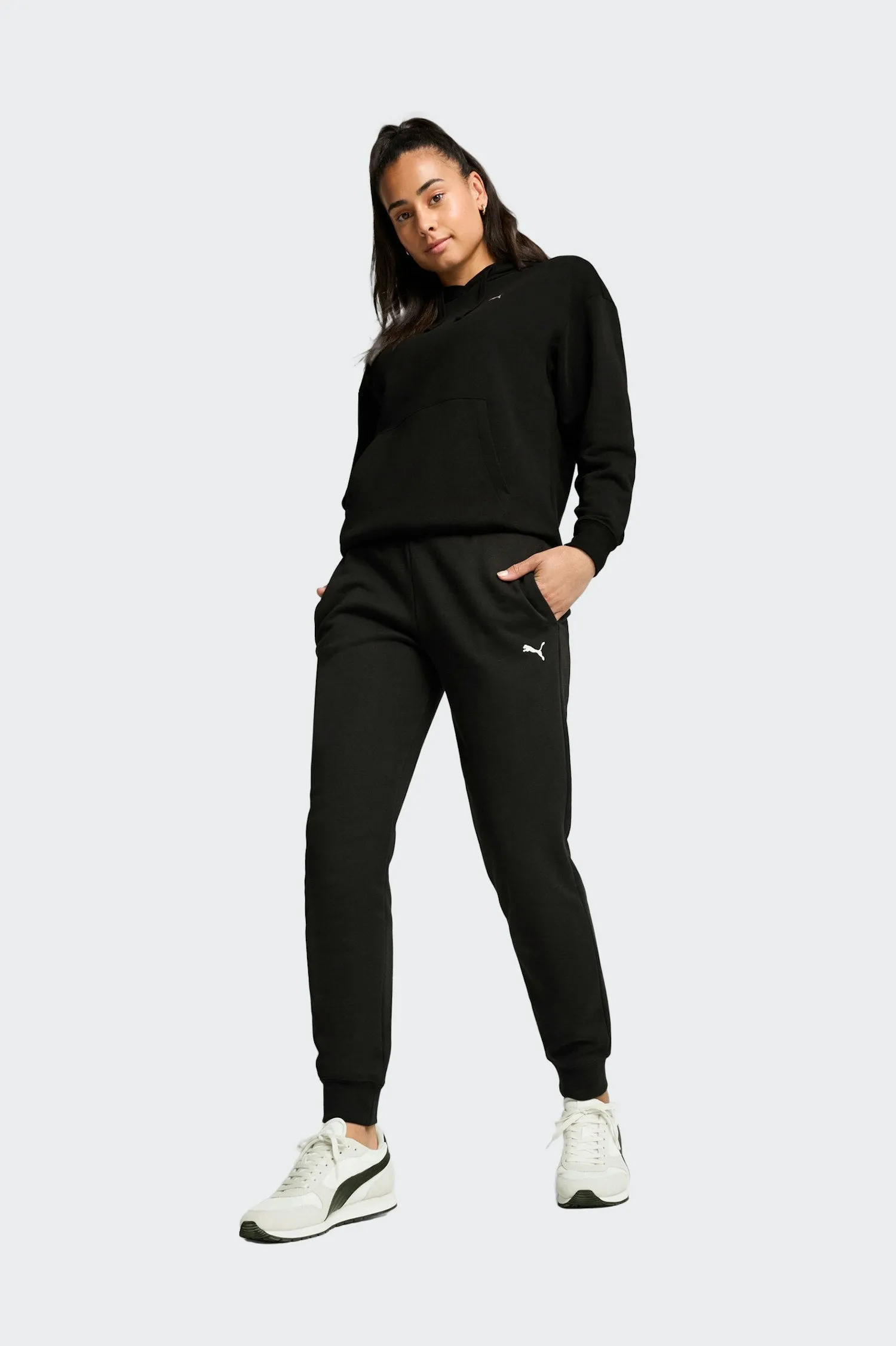 PUMA DAMEN ESSENTIALS SWEATPANT MIT KLEINEM LOGO IN SCHWARZ