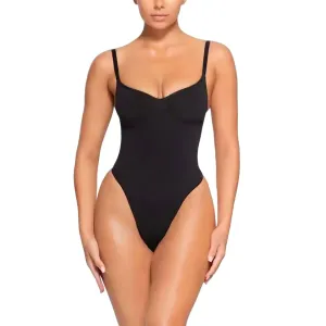 Nahtlos modellierender Petite-String-Body in Onyx