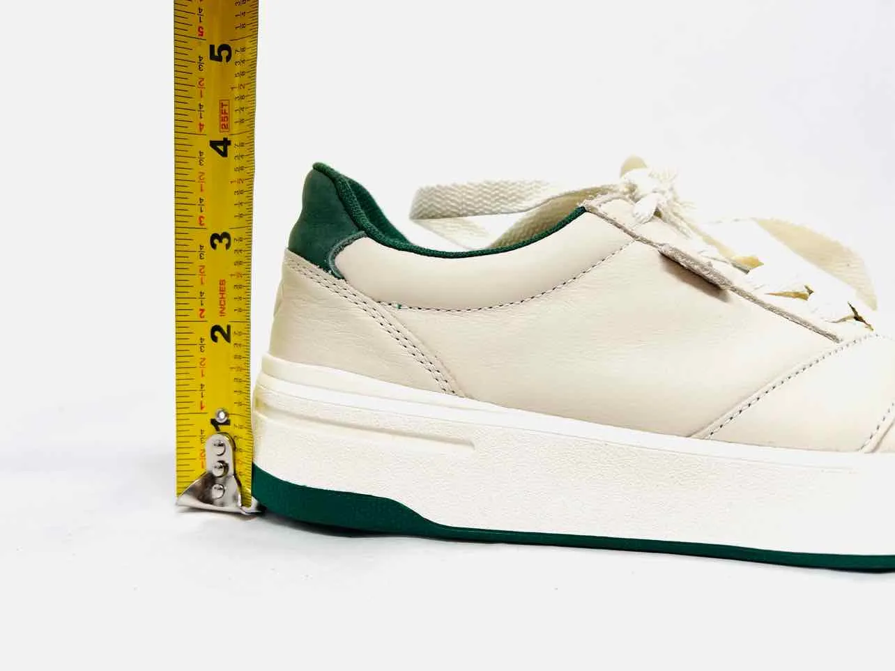Staud Größe 6 Creme/Grüne Schnürleder-Sneaker