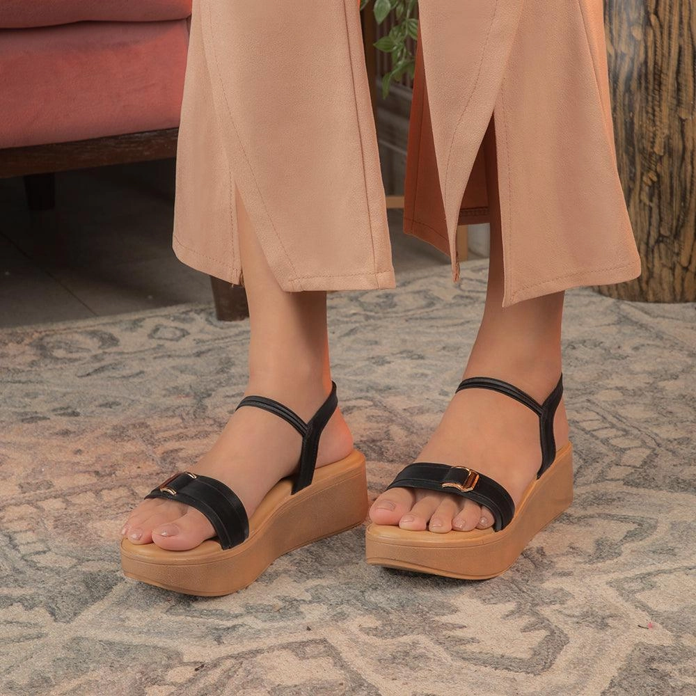 Die Caen Plateausandalen mit Keilabsatz für Frauen in Schwarz von Tresmode