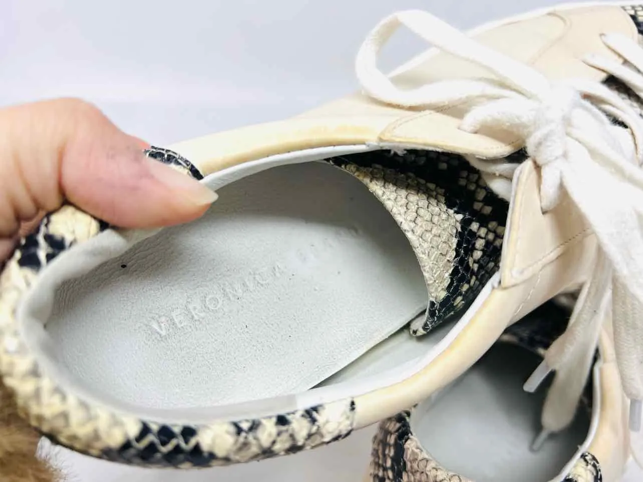 Veronica Beard Größe 10 Beige/Schwarz Blockierte Reptil-Optik AS IS Schuhe Sneaker